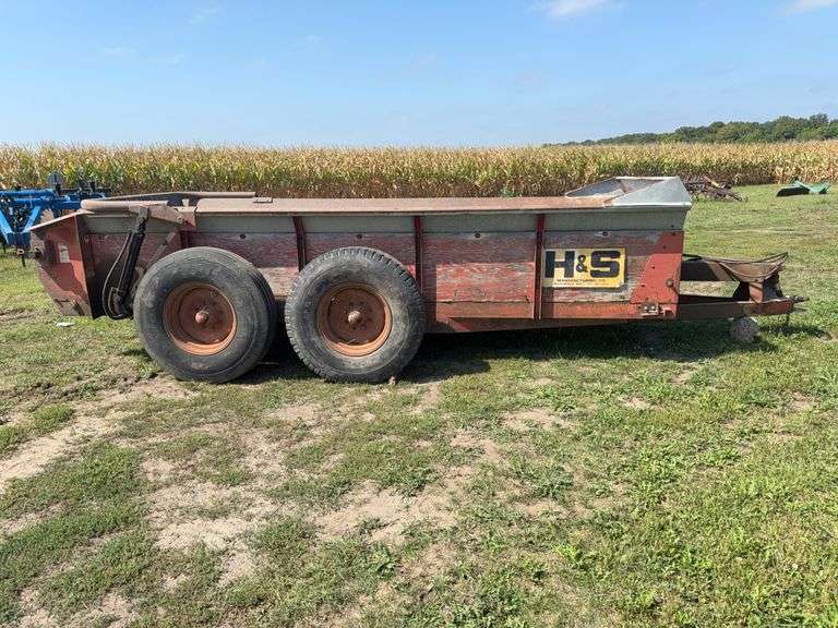 H&S 310 Tandem Axle Manure Speader, Slop Gate, Poly Lined, T-Bar Apron, Sin
