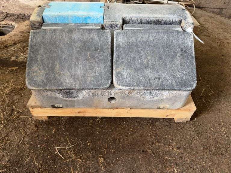 Mirafount Poly 4 Place Pug Waterer (located hoop building)
