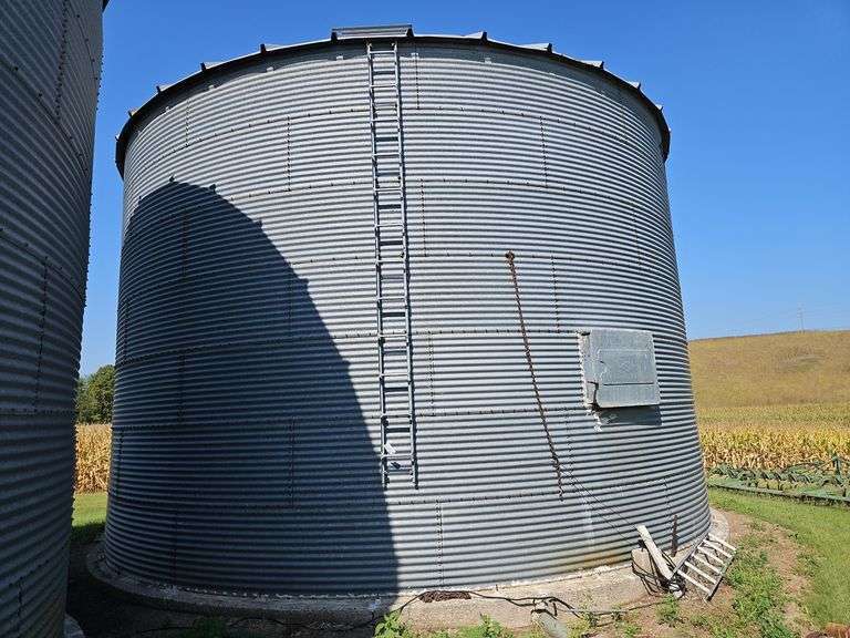 30' Galvanized Grain Bin, Approximately 11,000 Bushels (7) 32" Rings with U