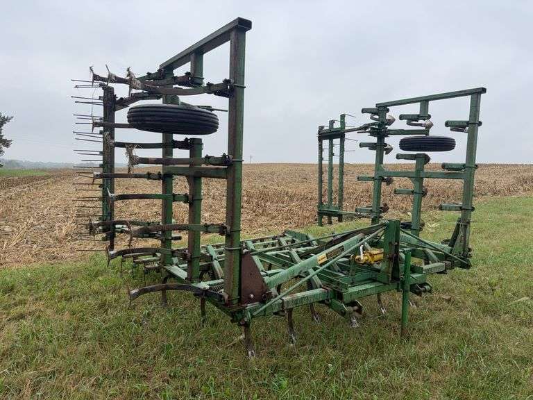 John Deere 3Pt Field Cultivator with 3 Bar Harrow, Hydraulic Fold, Gauge Wh