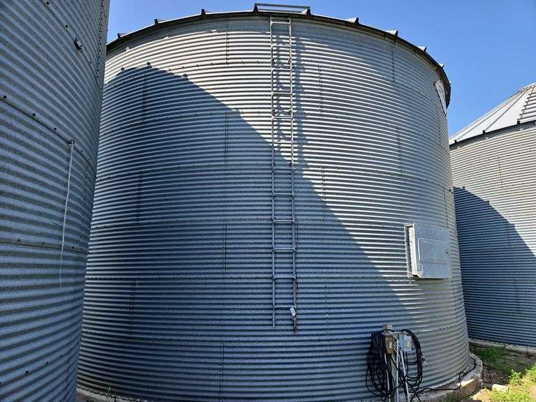 30' Galvanized Grain Bin, Approximately 11,000 Bushels (7) 32" Rings with V