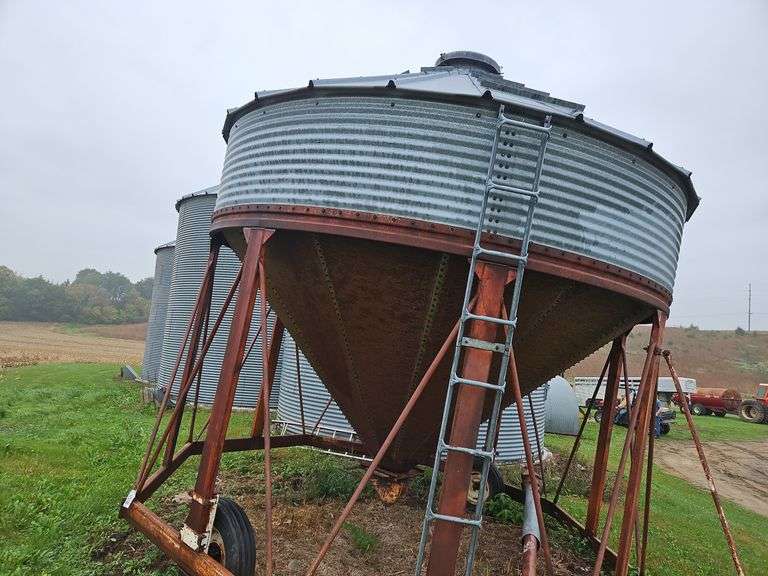 Galvanized Cone Bottom Bin with Octagon Frame(has hitch and transport wheel
