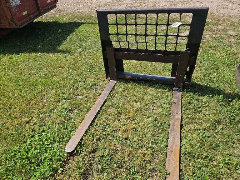 48" Adjable Pallet Forks, Universal Skidloader Plate