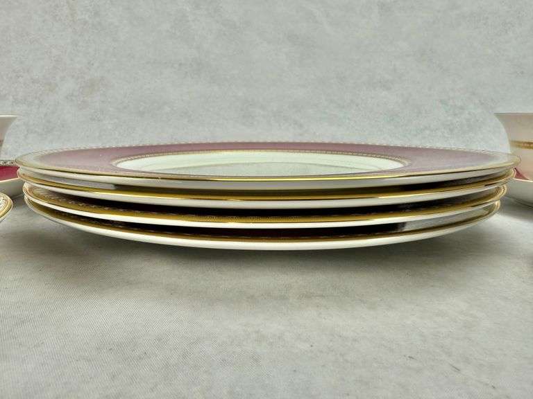 Wedgwood Bone China Ruby Ulander W1813 Dinner Plates, Cups & Saucers