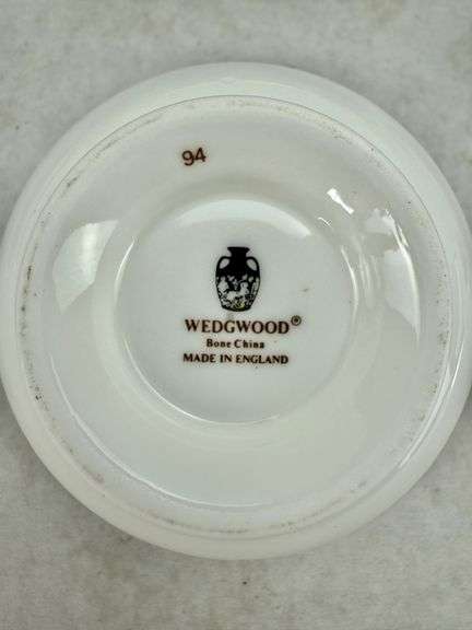 Wedgwood Bone China Ruby Ulander W1813 Dinner Plates, Cups & Saucers