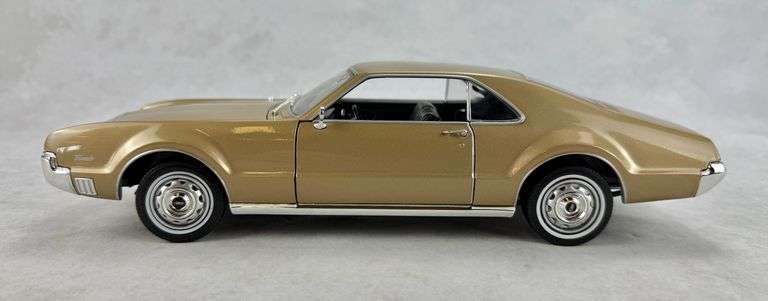 1966 Oldsmobile Toronado Road Signature Diecast 1:18 92718