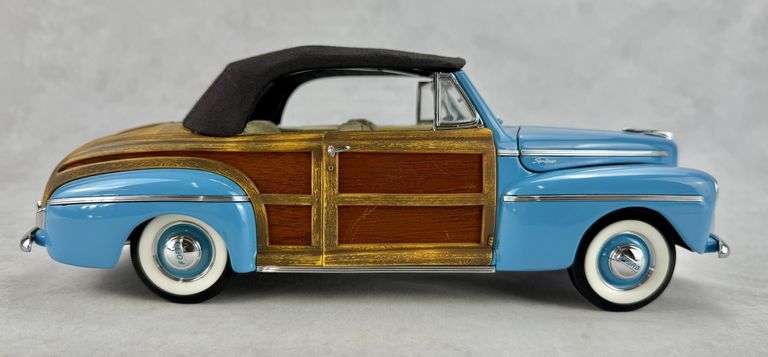 Signature Series 1946 Ford Sportsman Diecast 1:18 20048