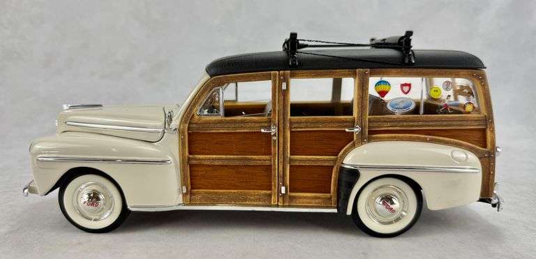 Signature Series '48 Ford Woody Diecast 1:18 20028