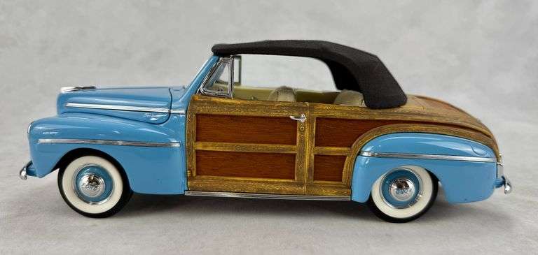 Signature Series 1946 Ford Sportsman Diecast 1:18 20048