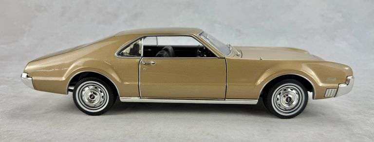 1966 Oldsmobile Toronado Road Signature Diecast 1:18 92718