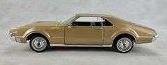1966 Oldsmobile Toronado Road Signature Diecast 1:18 92718