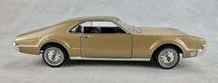 1966 Oldsmobile Toronado Road Signature Diecast 1:18 92718