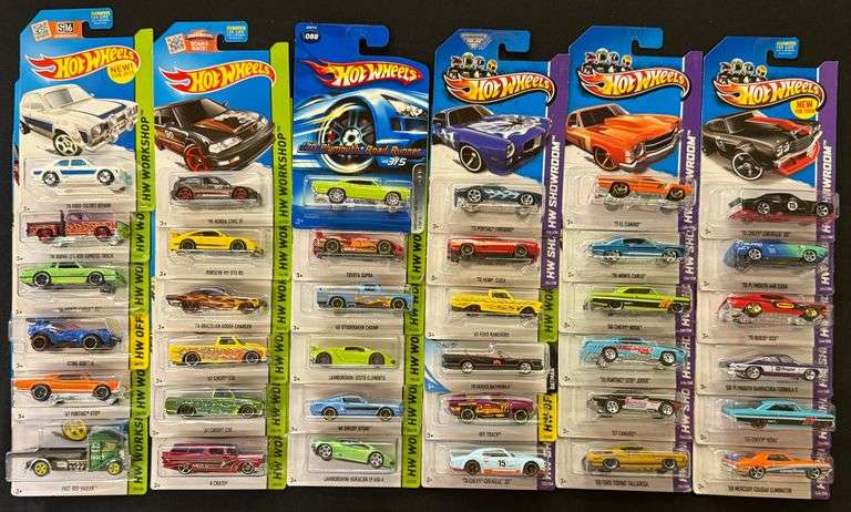 (36) Hot Wheels HW Workshop/Showroom, Toyota Supra, Porsche 911 GT3 RS, Chevy Nova, Chevelle SS