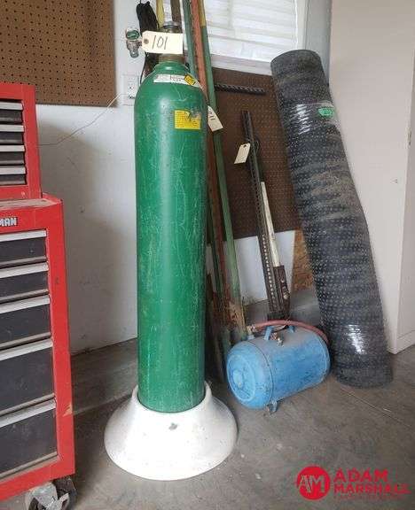 Oxygen bottle with porcelain stand