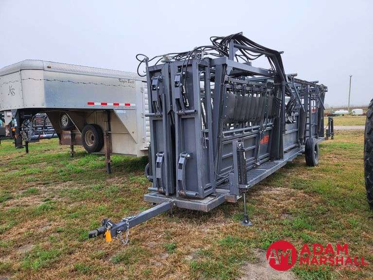 2024  Big Red   Portable Hydraulic Squeeze Chute & Alleyway