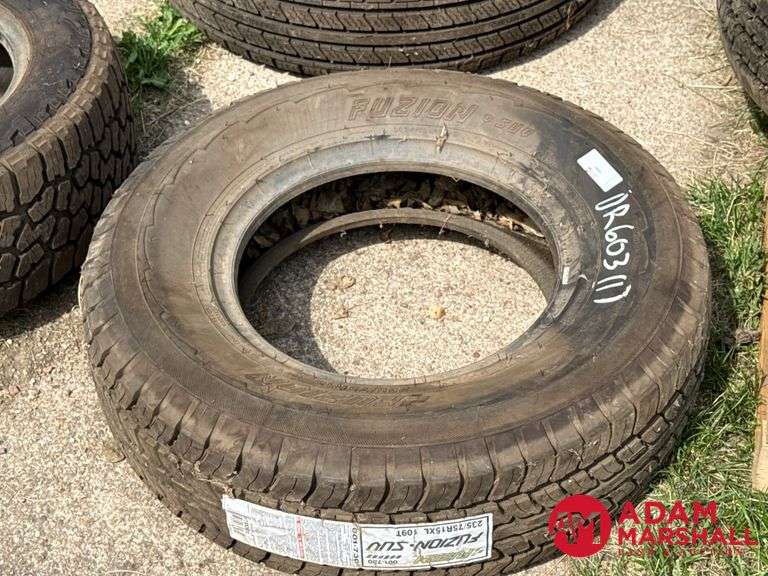(1) NEW Fuzion, SUV Tire - 235/75R15