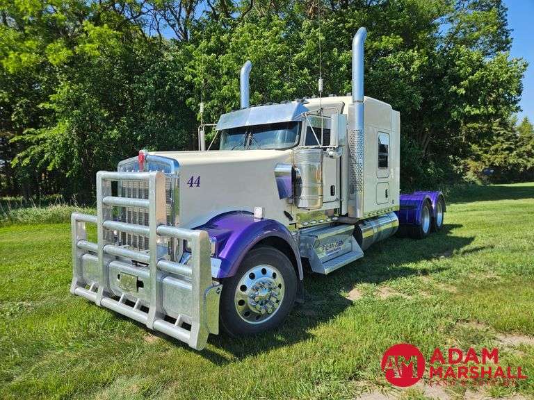 2022  Kenworth  W900  Semi Truck