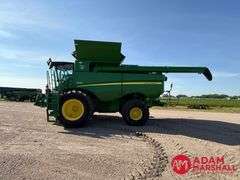 2017 John Deere S680 Combine