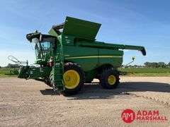 2017 John Deere S680 Combine