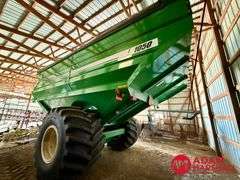 2014 J & M 1050 GrainStorm Grain Cart