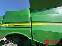 2017 John Deere S680 Combine