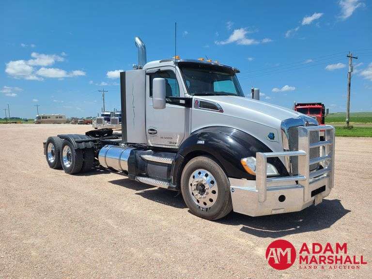 2016  Kenworth  T680  Semi Truck
