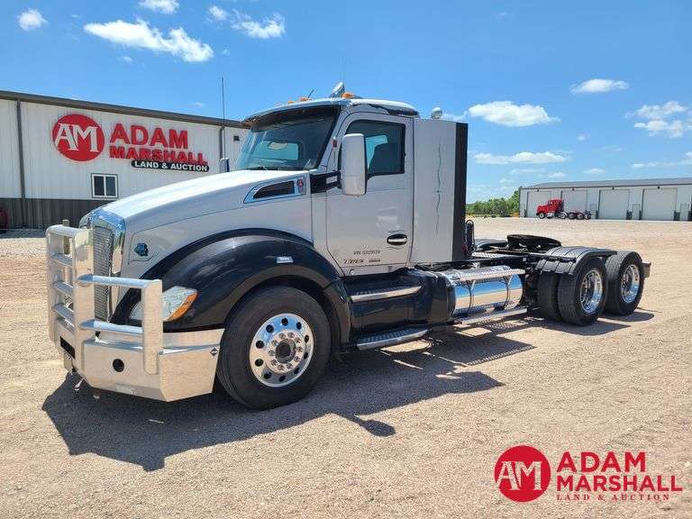 2016  Kenworth  T680  Semi Truck