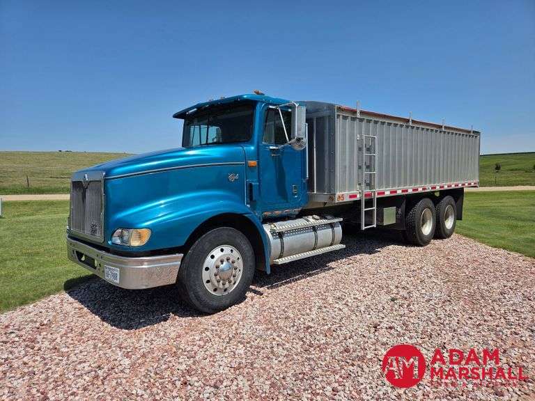 1993  International  Eagle 9300  Straight Truck