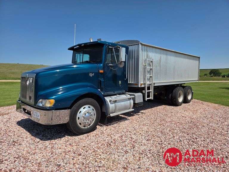 1999  International  9400  Straight Truck