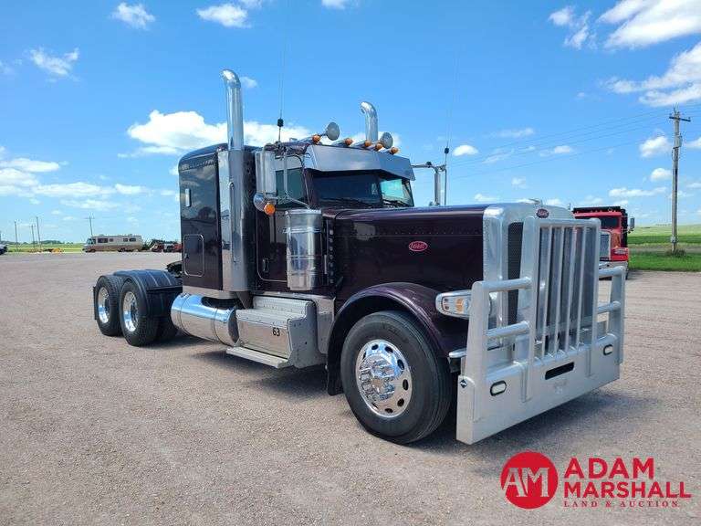 2015  Peterbilt  389  Semi Truck