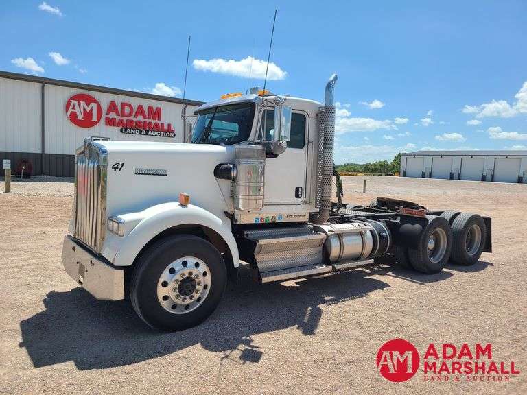 2014  Kenworth  W900  Semi Truck