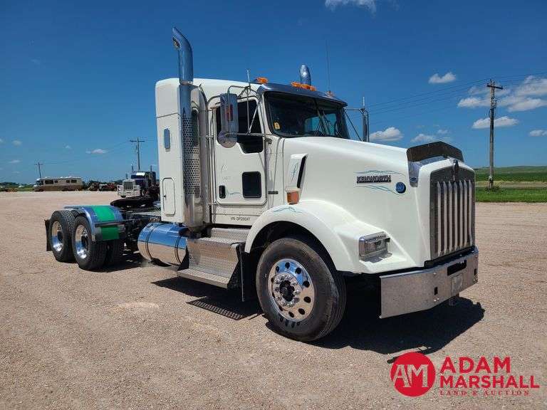 2016  Kenworth  T880  Semi Truck