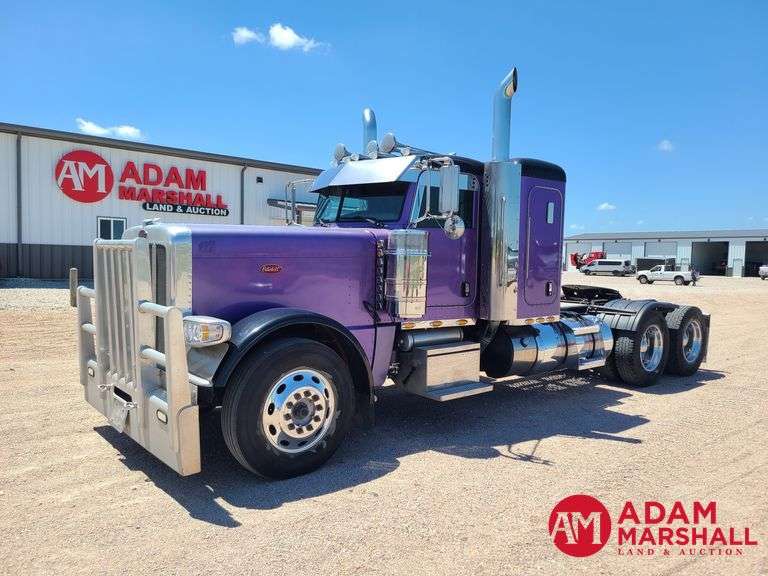 2014  Peterbilt  389  Semi Truck