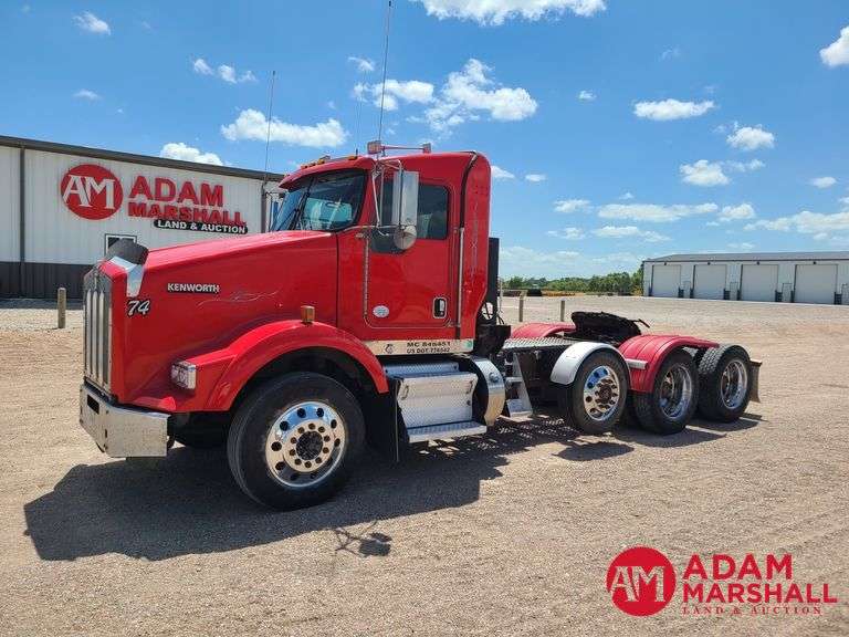 2011  Kenworth  T800  Semi Truck