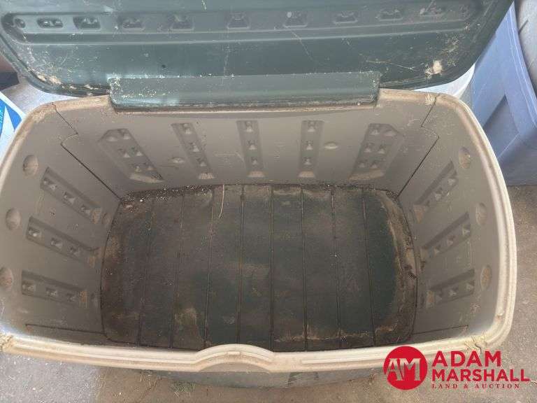 Rubbermaid Plastic Storage Container