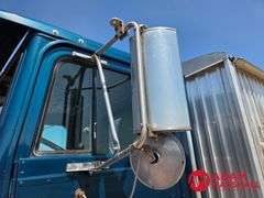 1999  International  9400  Straight Truck