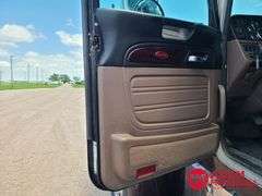 2015  Peterbilt  389  Semi Truck