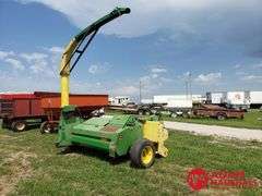 John Deere  Pull Type Silage Chopper