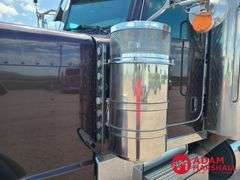 2015  Peterbilt  389  Semi Truck