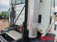 2005  International Harvester  8000  Semi Truck