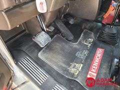 2011  Kenworth  T800  Semi Truck