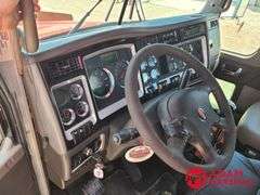 2011  Kenworth  T800  Semi Truck
