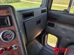 1993  International  Eagle 9300  Straight Truck