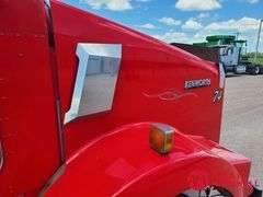 2011  Kenworth  T800  Semi Truck