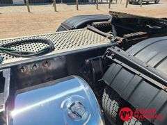 2014  Peterbilt  389  Semi Truck