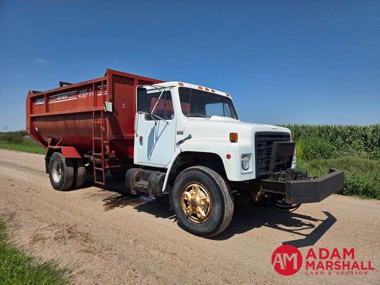 1988  International  S1700  Feed Truck