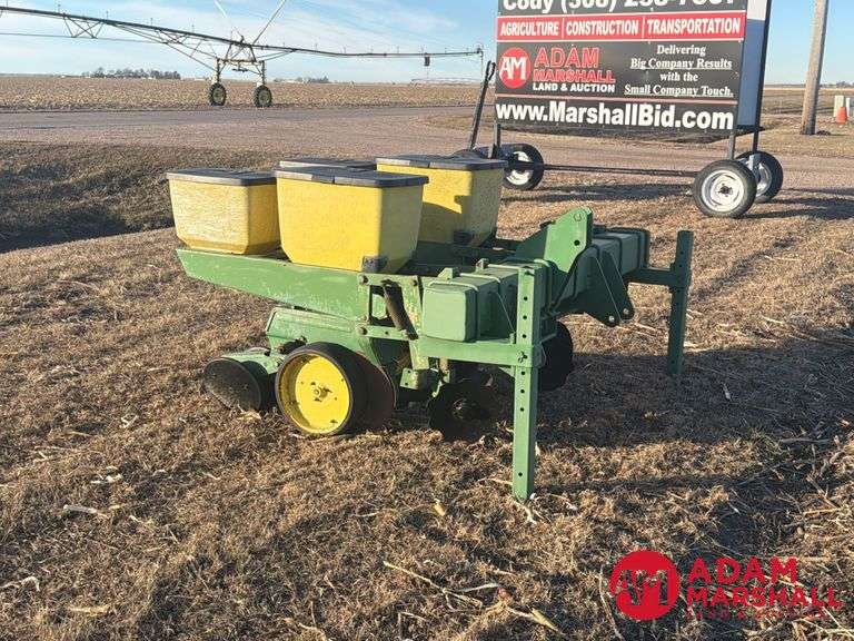 John Deere  7100  Planter - 2R30