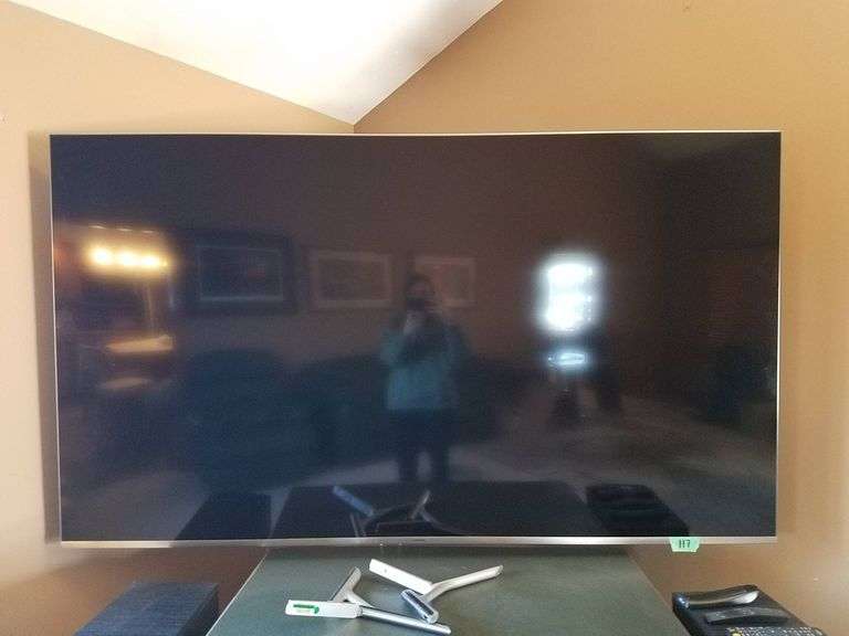 Samsung 82-Inch  4K UHD Smart TV with Wall Mount