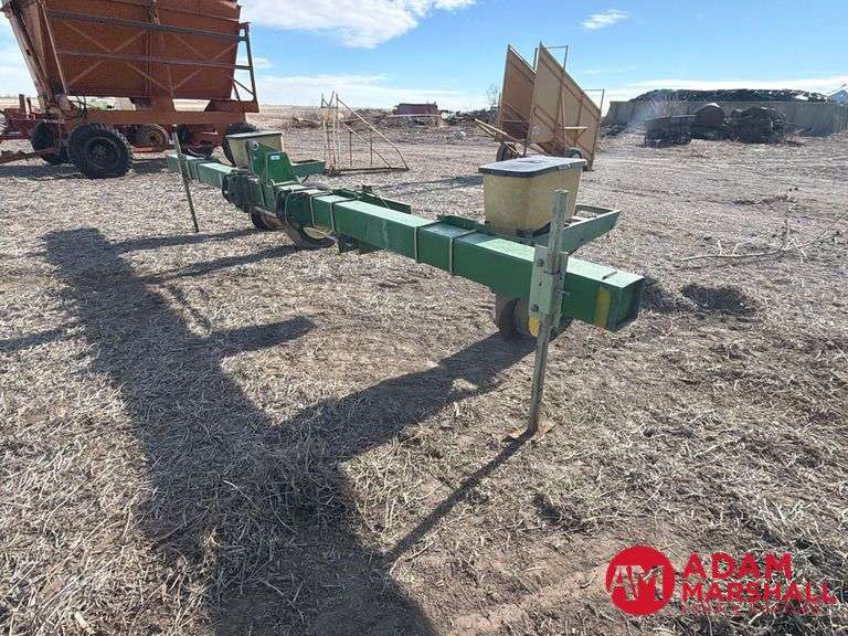 John Deere  7100  1-to-4 Planter - 2R30