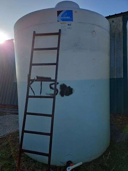 2,500gal poly tank